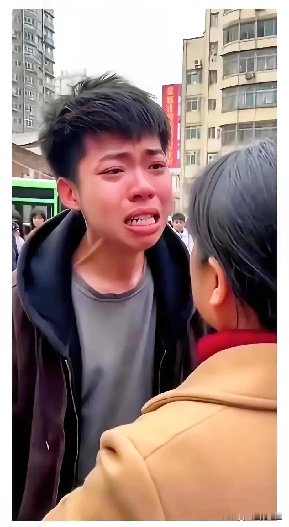 心酸，小区楼下，一对母子撕心裂肺，儿子对着妈妈哭吼着：“35万彩礼啊，车子房子，