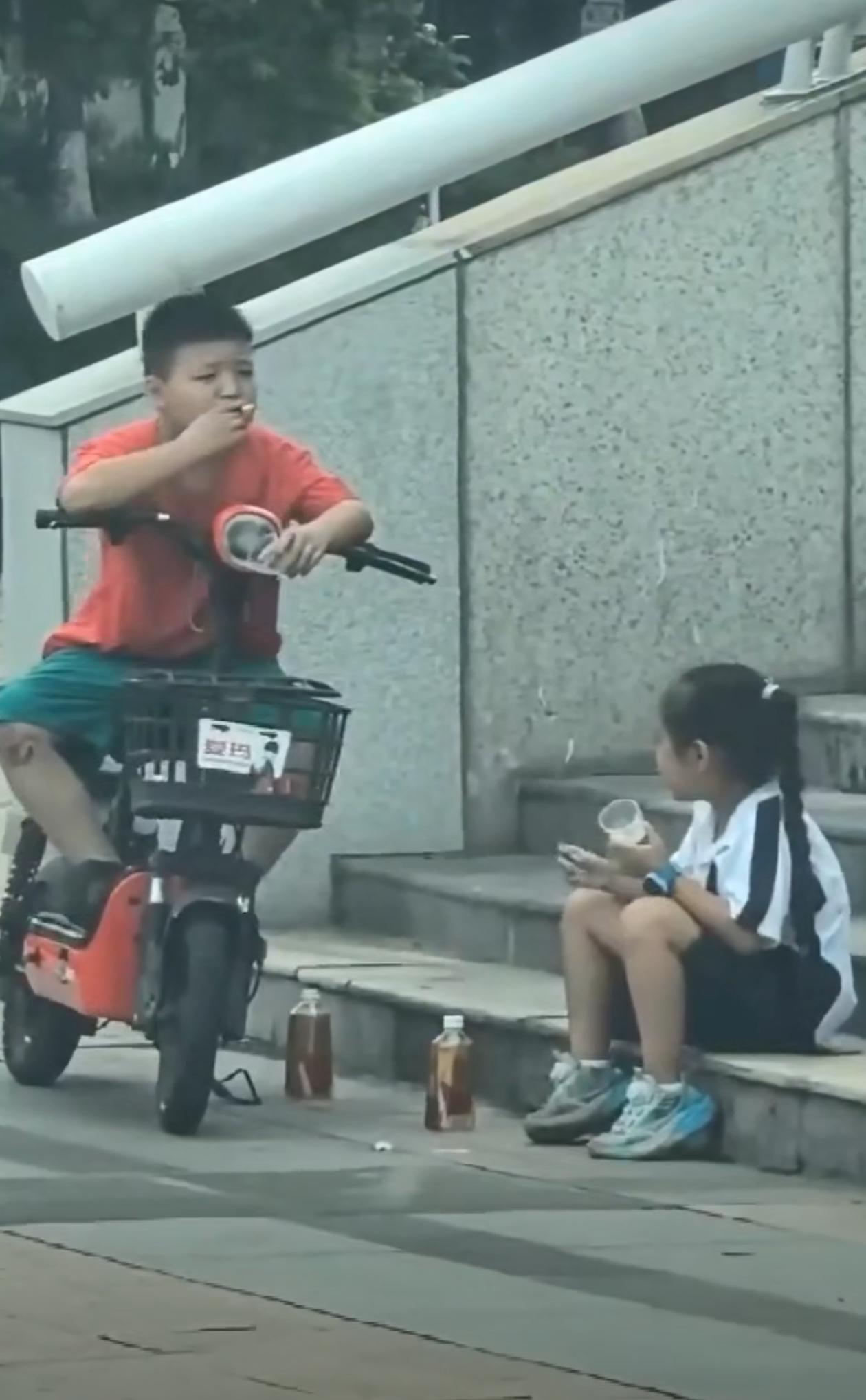 谁家的小孩，才几岁，香烟叼得有模有样，家长不管吗？