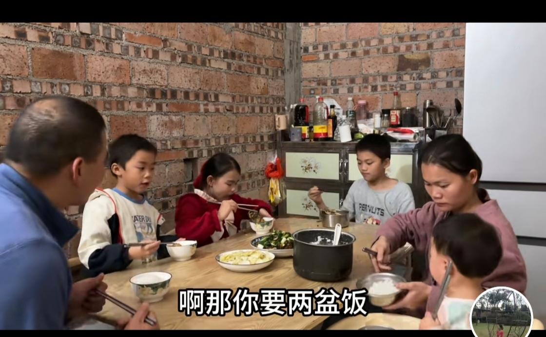 一帆妈妈的女儿若秋和朵朵长大后一定会感谢一帆妈妈。小孩子没有失落过。每次重要场合