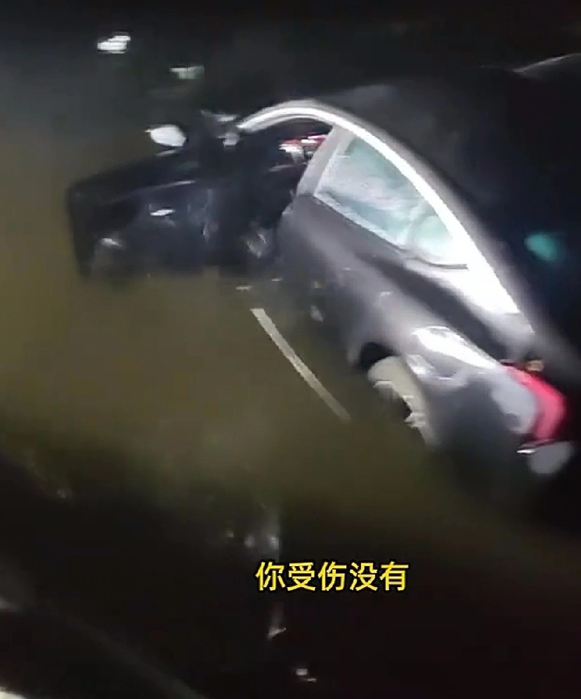 河边停车场的意外事故今天成了全网热议的笑点，车主站在岸边望着泡了几个小时的爱车，
