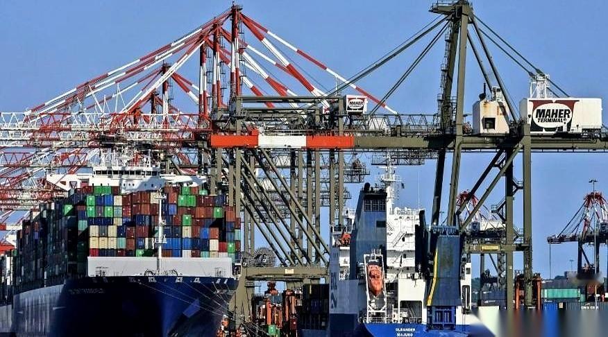 最近巴拿马外长哈维尔·马丁内斯·阿查，在国际会议上急得直跺脚，公开向中国喊话：“