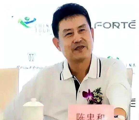 中国女排如今贯彻的理念就是整体排球，赵勇学着陈忠和那套全部启用新人，可人家当年