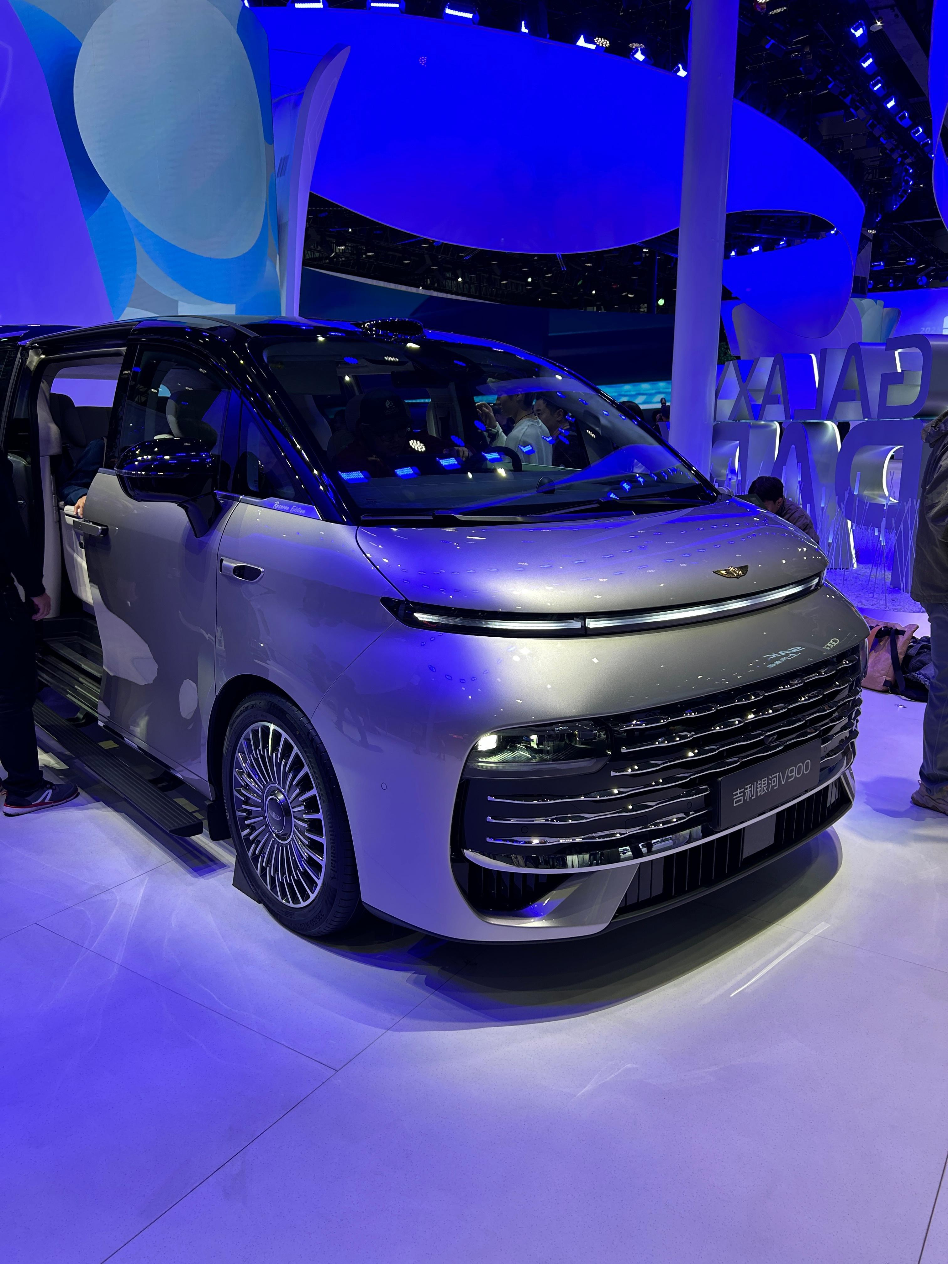 吉利银河V900，翼真L380的增程升级版，尺寸够大，三排也宽敞