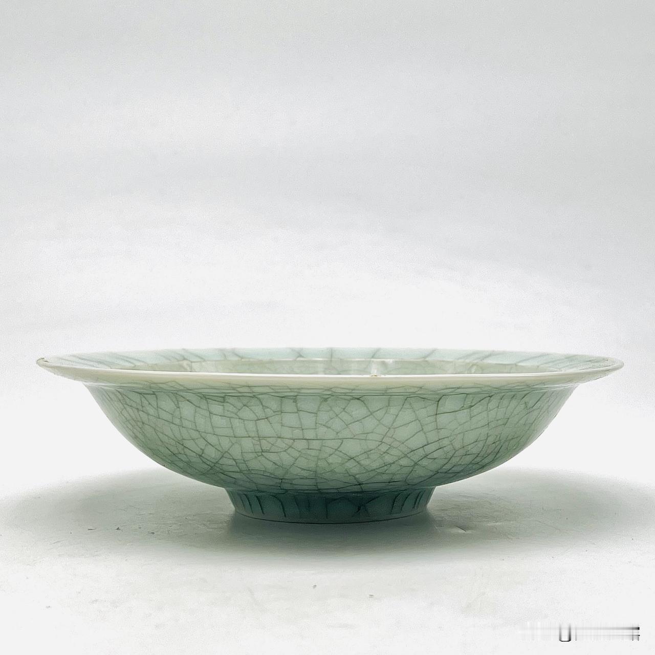 赏一件宋代龙泉仿哥釉折沿盘，感受开片之美今天和各位藏友分享这件龙泉窑粉青开