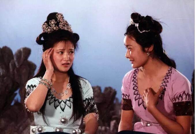 美人如玉，何晴美丽，可她身旁的女子更美，没有最美只有更美。