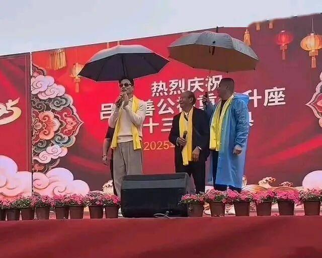 12月13号，多位来自广西陆川的网友分享了一段祭祖的画面，细看之下可以发现，被众