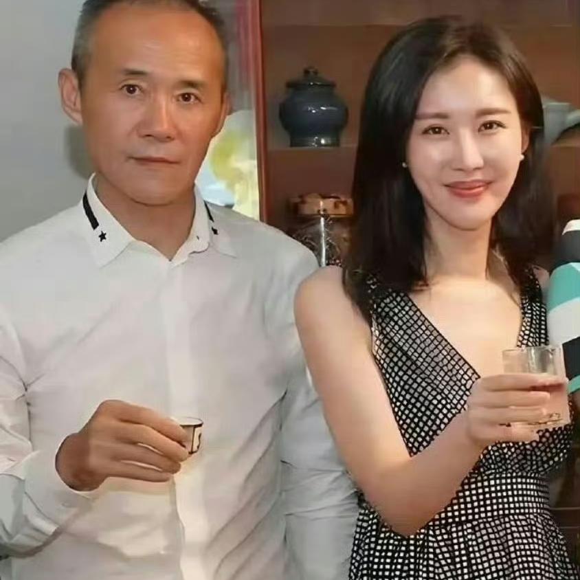 王石这个人真不能细细琢磨越琢磨越发现，他今年都已经是73岁了，居然还这么能折