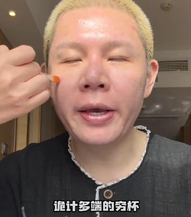 近日，主持人方家翊爆料，有一名男艺人找他借衣服，借了十几件大牌衣服，好几个月都没