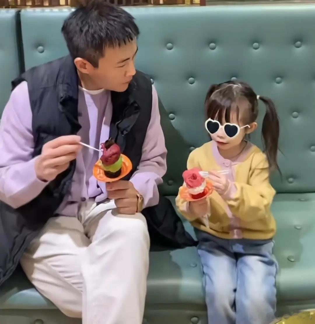 杜淳去商场吃冰淇淋，戴大金表抱4岁小蛋饺亲脸，真是“女儿奴”！