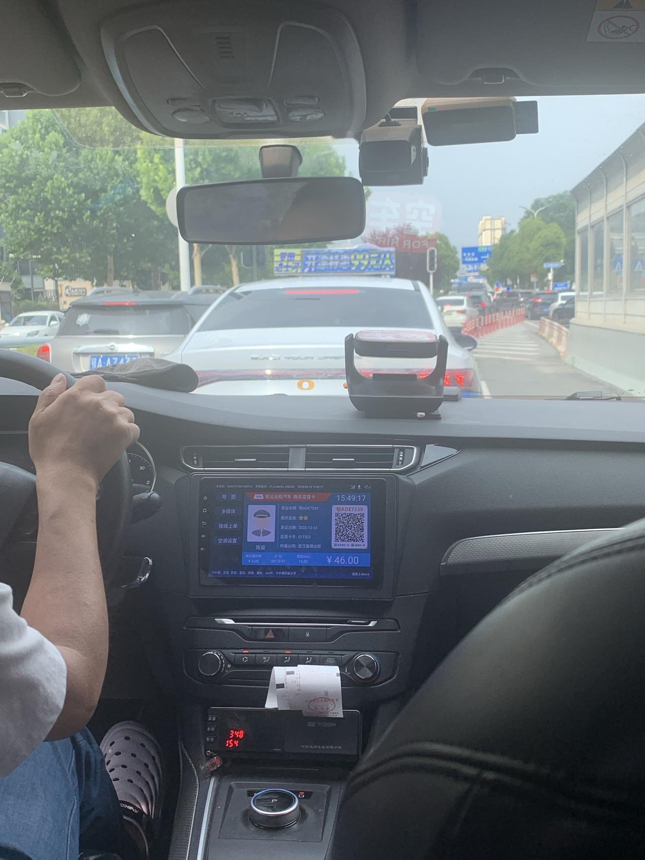 打车到武汉站。越临近车站，路上堵车越厉害。因为时间宽松，所以我坐在出租车后面没