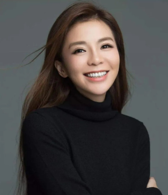 2004年，王志向相恋100天的朱迅求婚，朱迅有些手足无措，呆呆的问了一句：“你