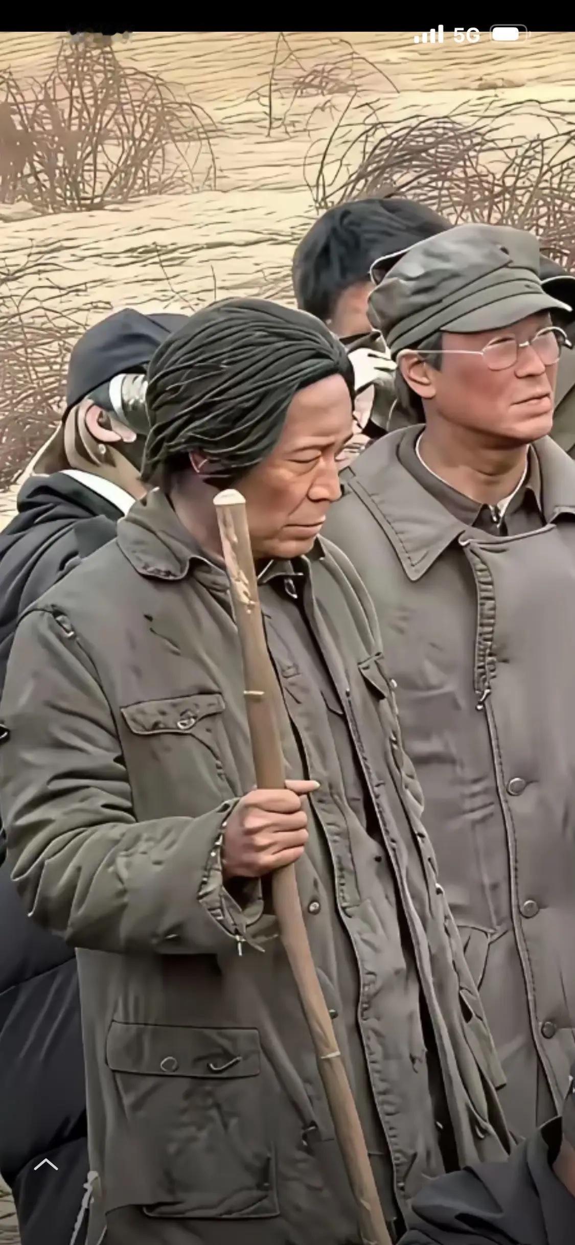 长征路上的艰苦卓绝人人皆知。广大红军官兵的衣衫褴褛，形如乞丐也是历史的真实再现