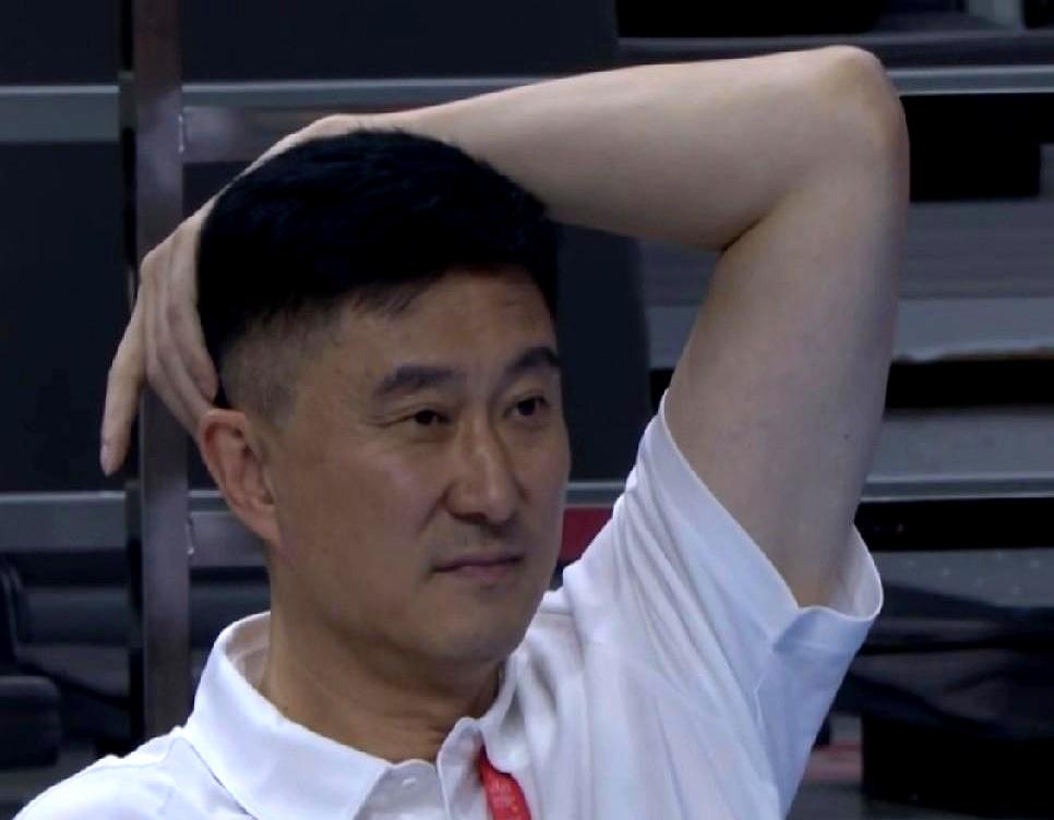 胡明轩现在场均8分，命中率三成，三分两成四，还硬占28分钟。球迷看得脑壳