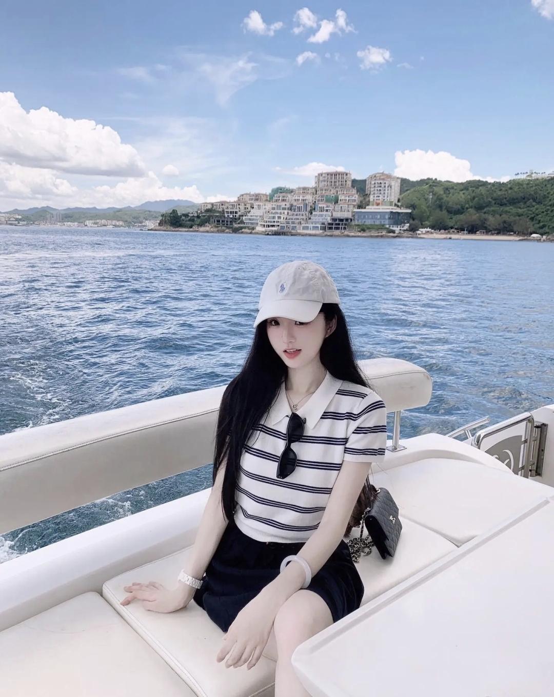 夏日游艇之旅，海风拂面，惬意时光
