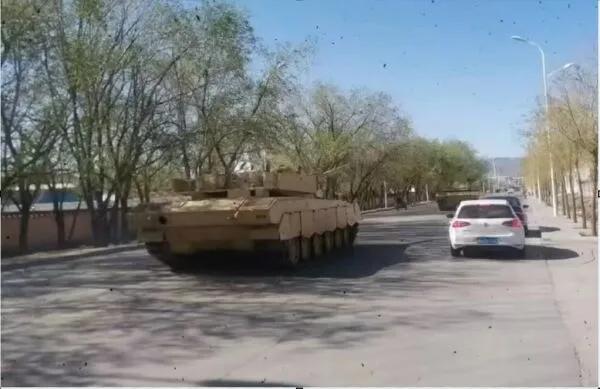 弯道也超不了车，那就换道超车，新能源的经验告诉我们，这些领域也行：1、航空母舰