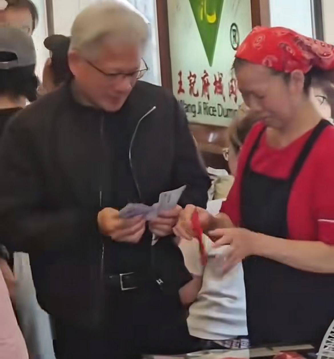 黄仁勋在台湾省又开始发钱了。这次居然发了好几千台币，算下来比在北京发的要多一些