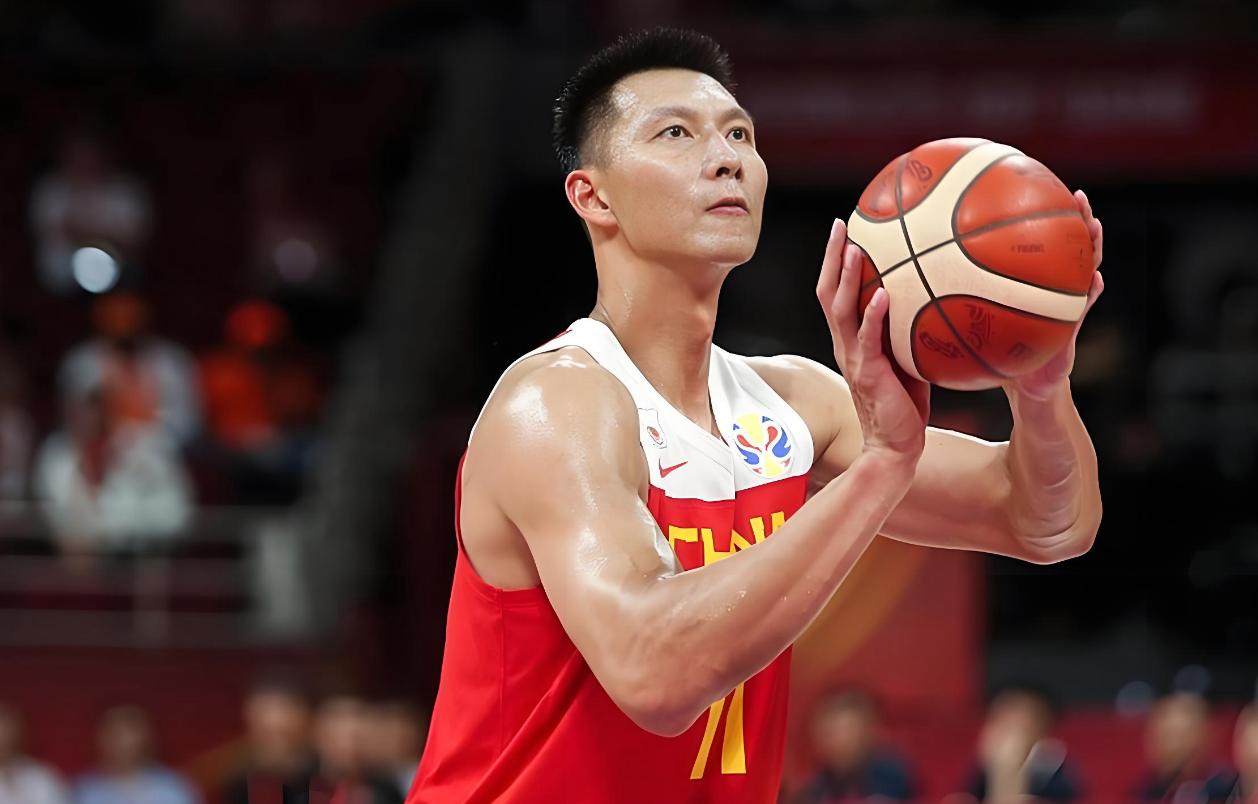 周鹏点评易建联！36岁的周鹏再一次带领广东队夺取全运会男篮赛事的冠军，对于这样