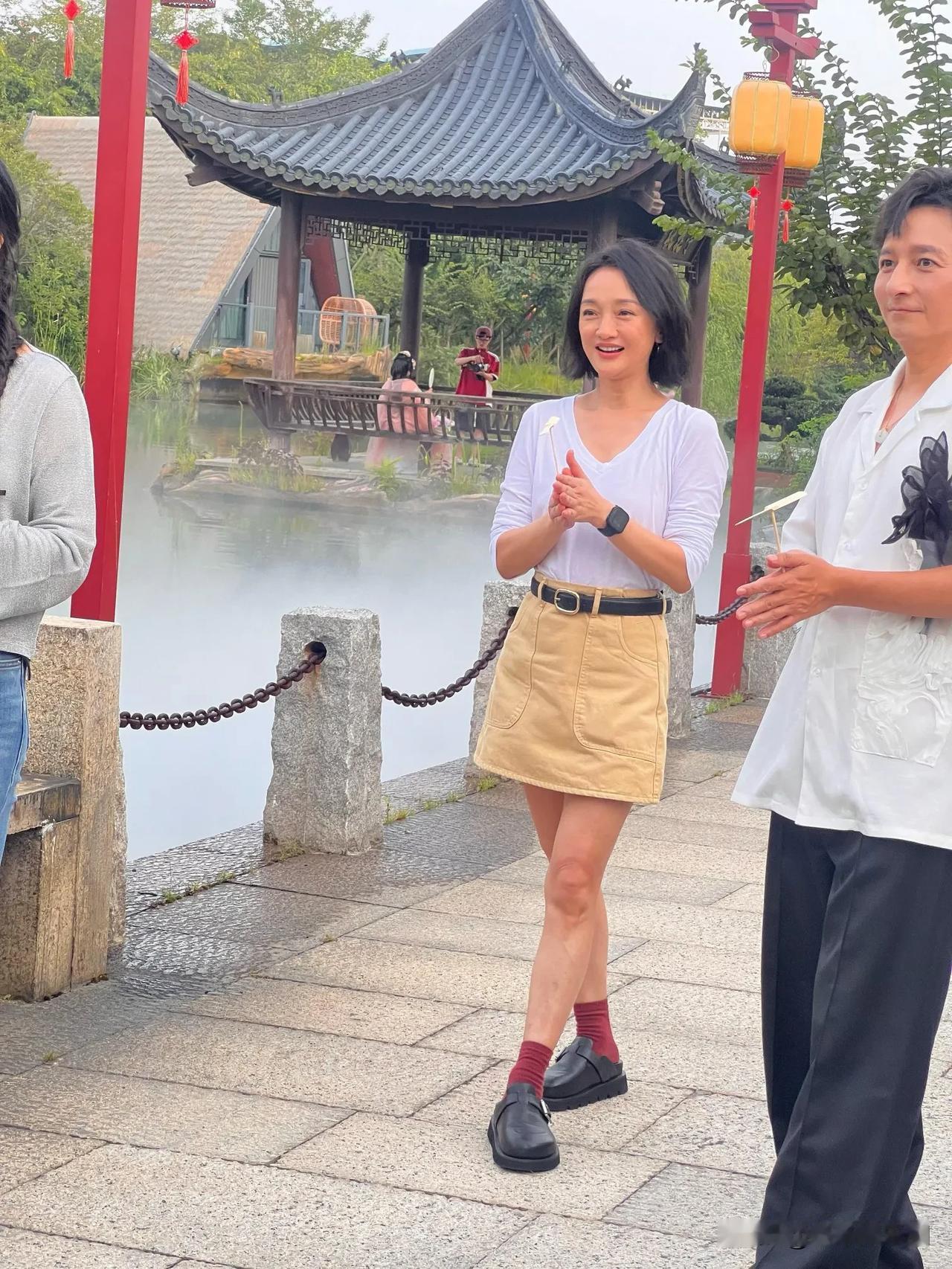 周迅这套造型超美！51岁的年龄看上去像31岁。站在那里又有气质又柔美，没有家庭和