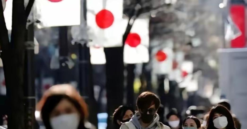 日本媒体对中国五一假期进行报道，其中提到部分民众早已敲定的航班临时取消。更讽刺的