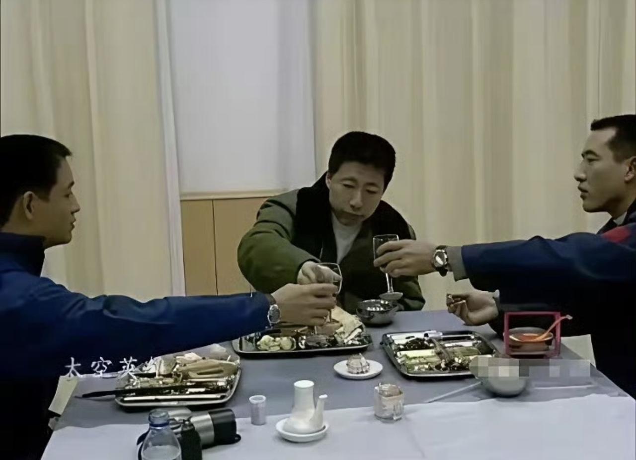 当年杨利伟上太空之前，同事陪他吃的践行饭！他可是第一位啊，一切都是未知的，是真的