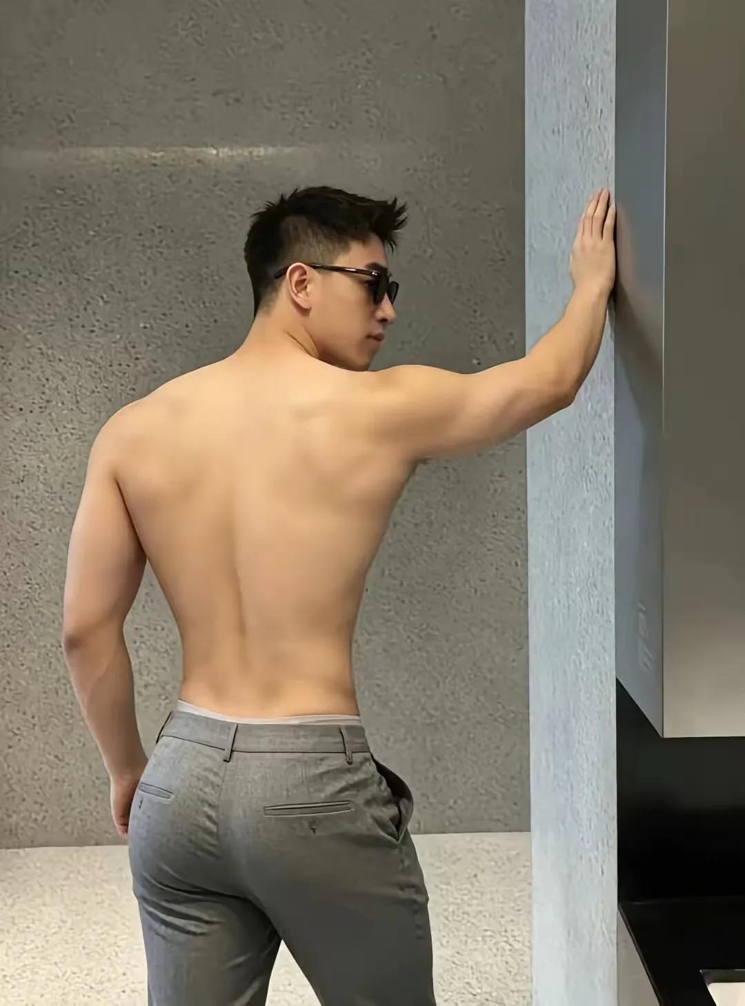 记录我的2026跑步机前的男生总是有种沉浸式的专注。耳机隔绝了外界，汗水顺着下颌