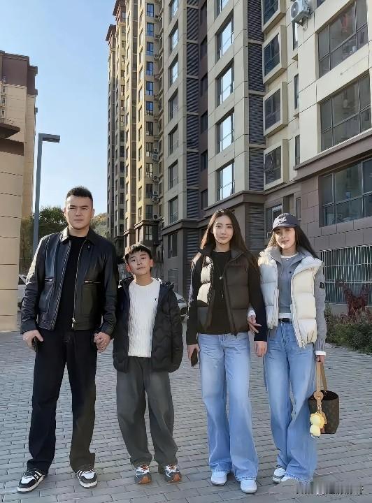 一家四口的颜值都好高啊？但是我实在是分不清楚哪个是妈妈？哪个是女儿？