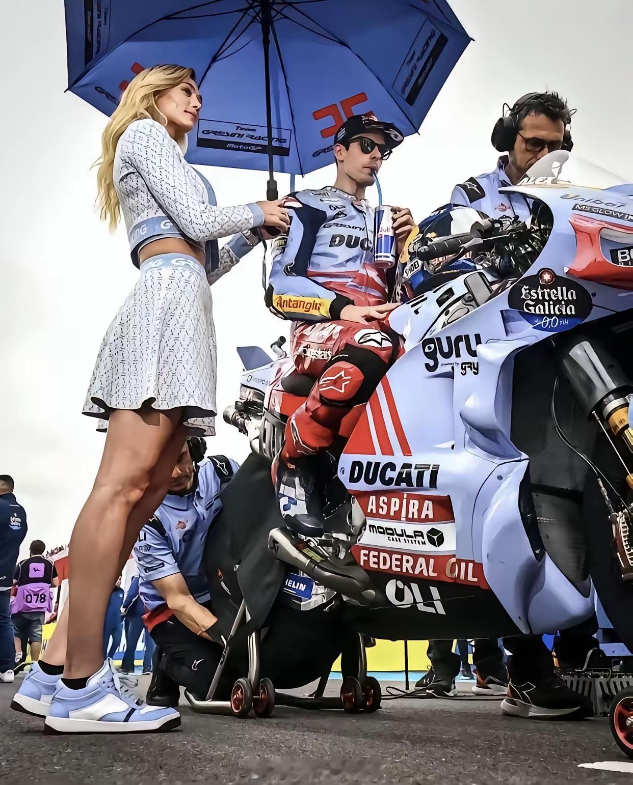 难怪法国车手去到哪里都吹他的老板：张雪！别的车手都是美女撑伞，这位是个“油腻大叔