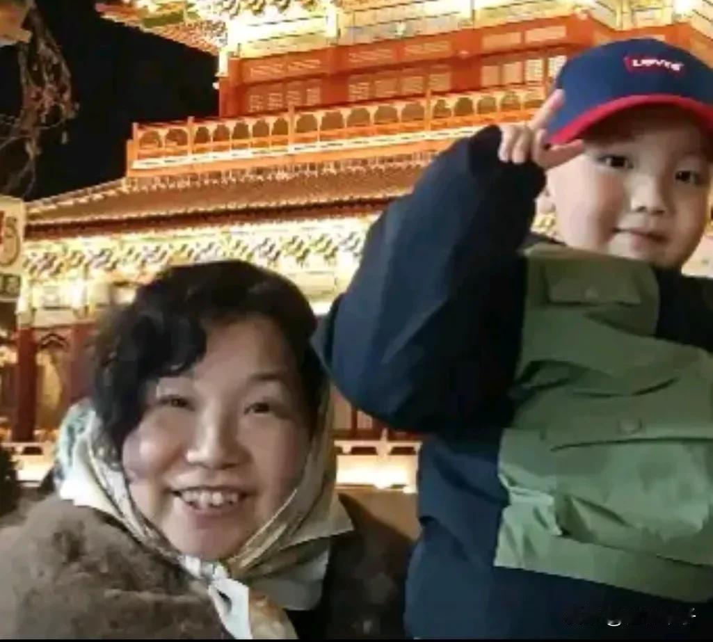 小熊晒儿子与公婆同框照，评论区留言一边倒！今天，小熊在社交平台晒出儿子言