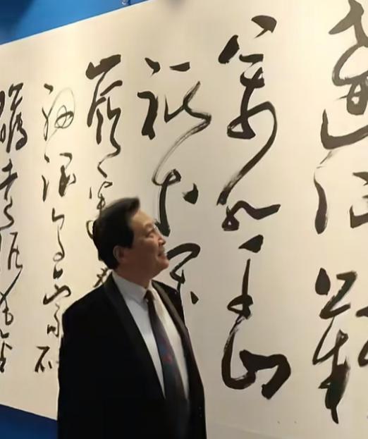 唐国强观看自己的狂草书法展，显得非常认真，津津有味。看得出，他对自己的笔墨功夫那