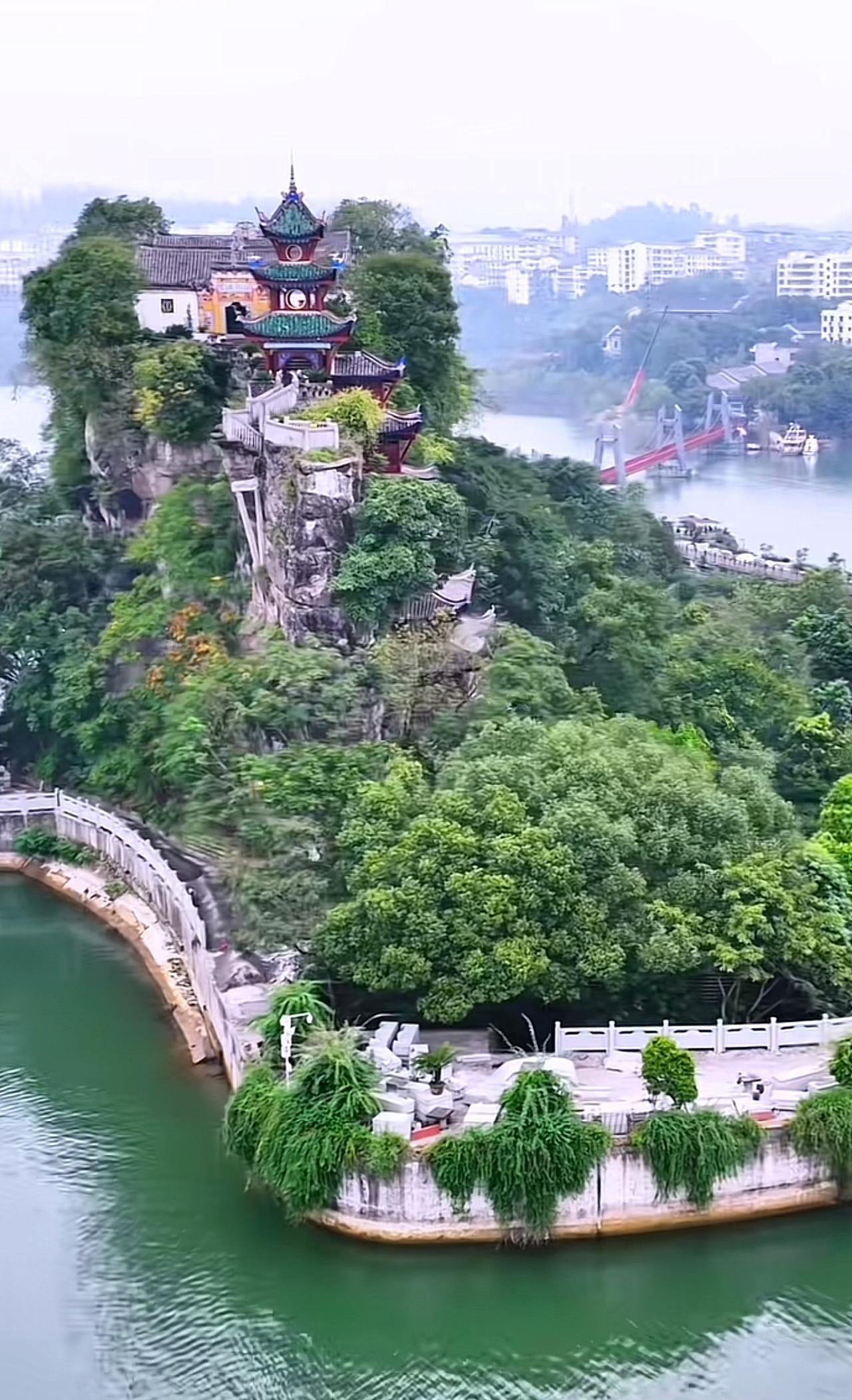 在奔腾长江的壮阔臂弯里，一座建筑奇迹一石宝寨，巍峨耸立。它是遗落人间的艺术瑰宝，