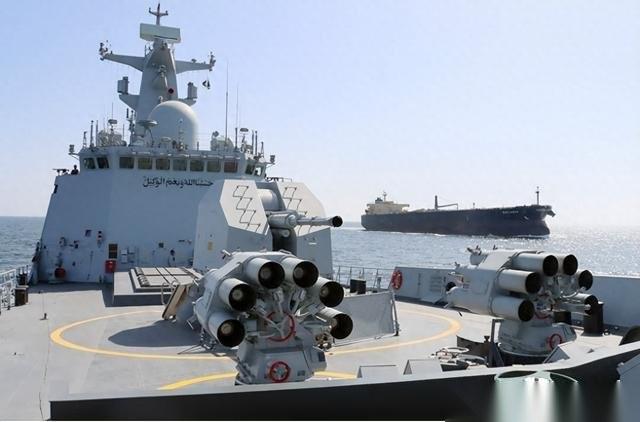 霍尔木兹海峡现在乱成了一锅粥，美以的航母和伊朗快艇正顶着火药味对峙。谁也没想到，