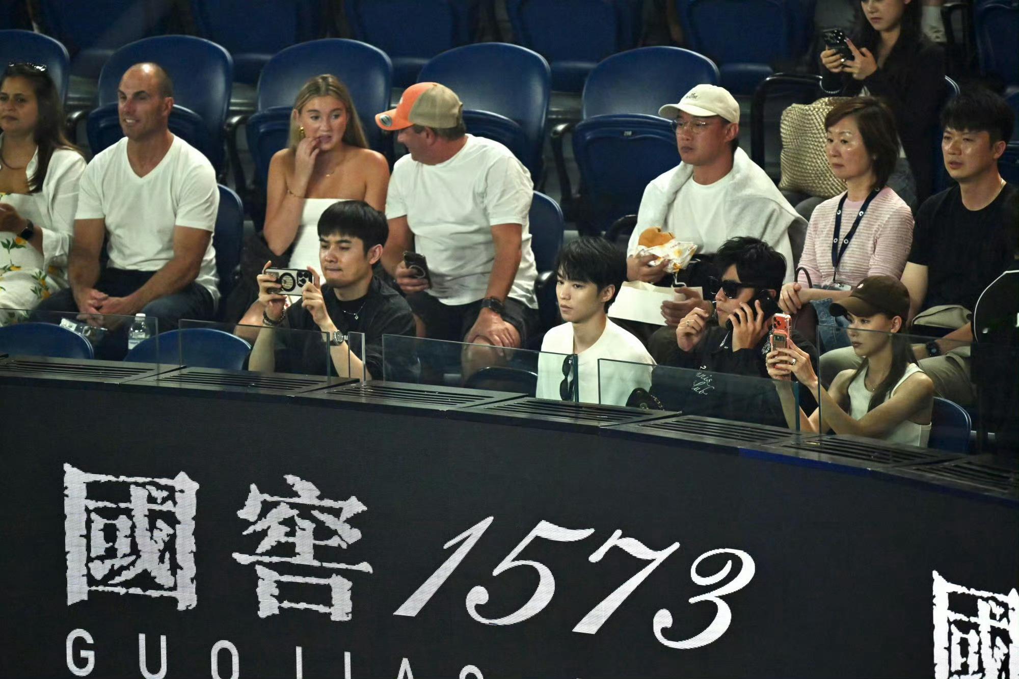 跟周杰伦一起看球的小凯