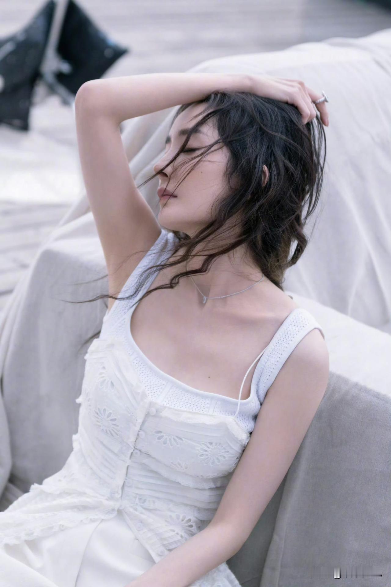 朝霞在云端调试胭脂浓度，鸟鸣衔来光的金线，推窗时，世界正把崭新的光别在衣襟。