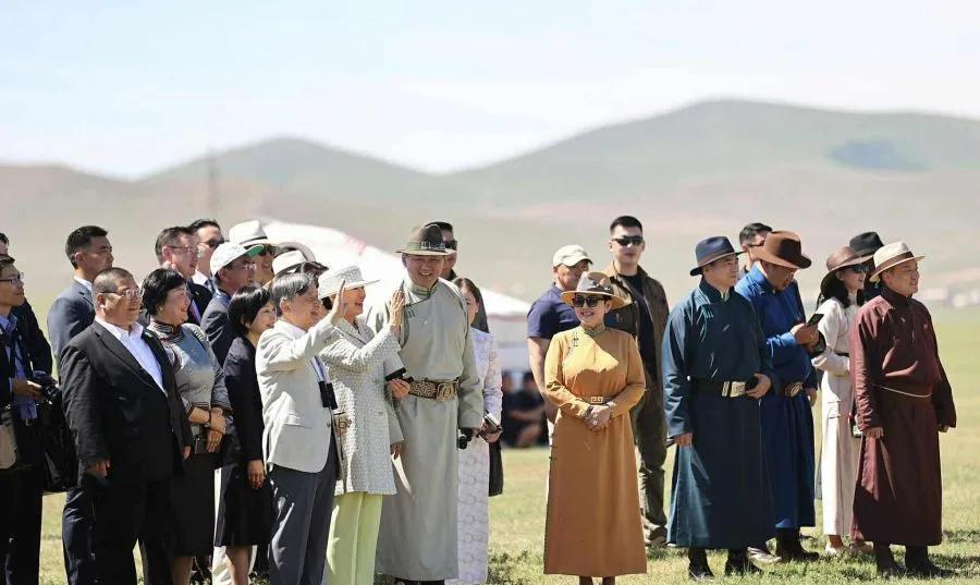 蒙古国总统呼日勒苏赫可能有点破罐子破摔了，前脚呼日勒苏赫邀请日本天皇祭拜死在蒙古