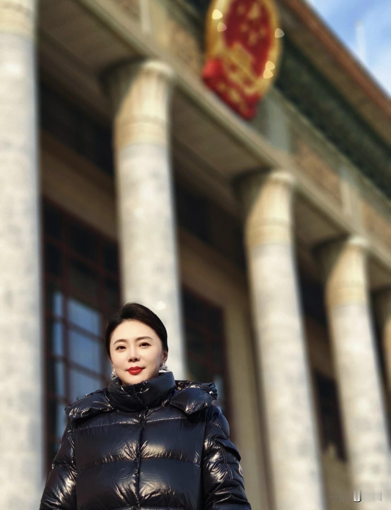 什么样的女人最有吸引力人民大会堂打卡，自信的那种魅力无懈可击！