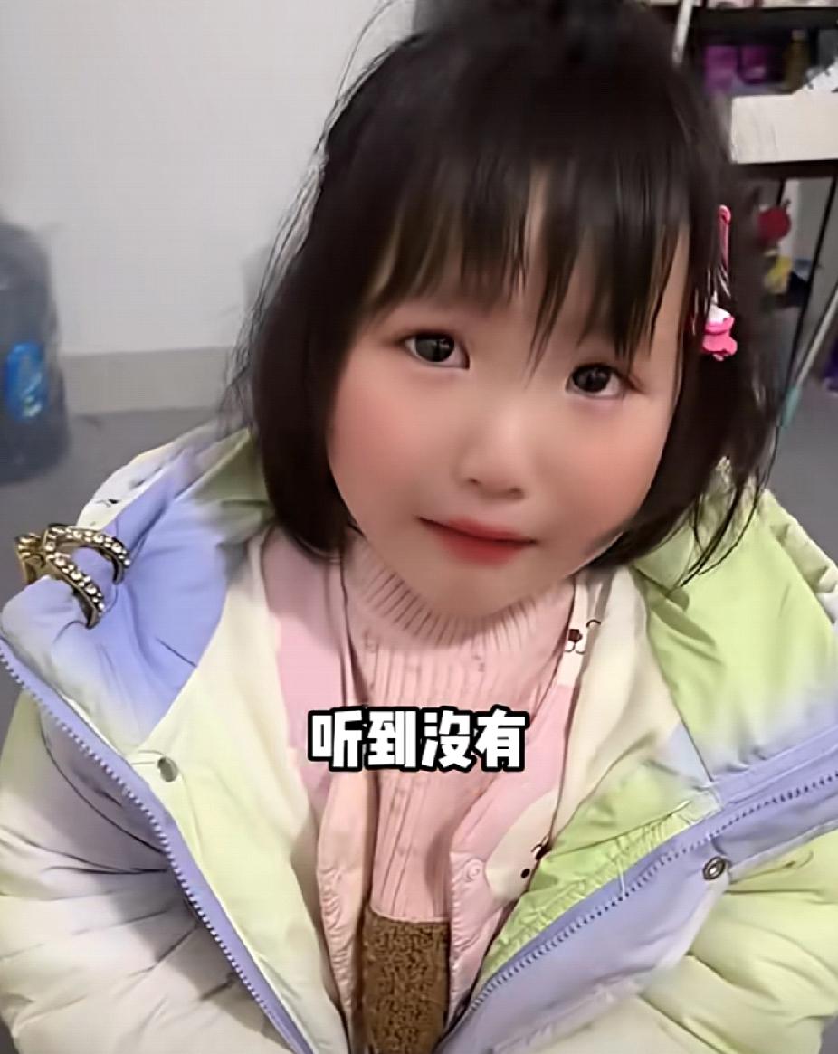 心疼！12月29日，福建一女子回到家后发现女儿把家里弄得乱七八糟，刚想发火却心软