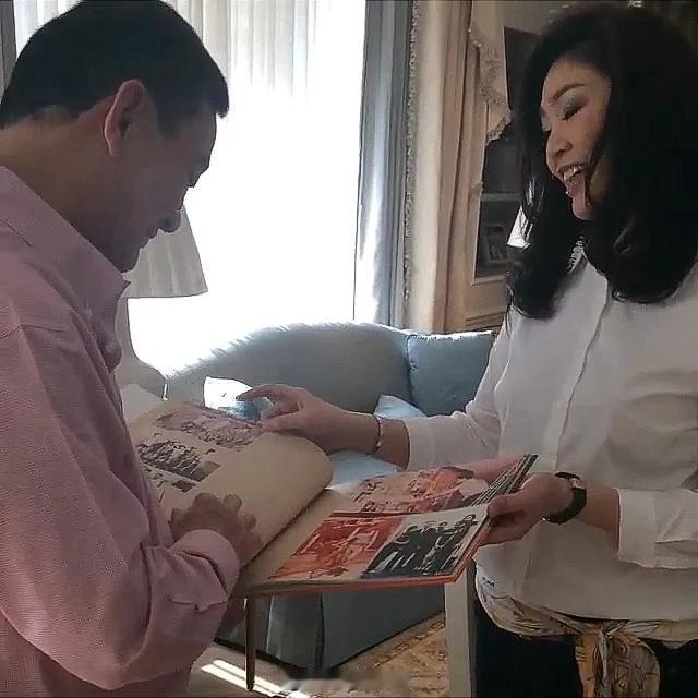 他信英拉兄妹俩共同话题蛮多的，政治方面，看书方面…他信晒美食，晒乖孙，兄妹俩都是