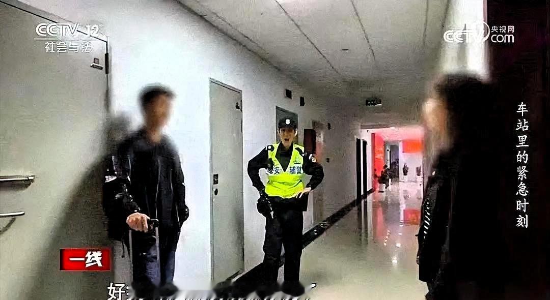 坚决不换座位的小伙在上海虹桥车站的火车上挥出一拳，把要求换座的女子打成了面部轻伤