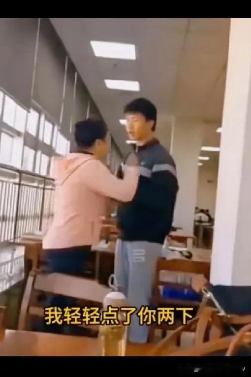 这位大学女老师对男学生为何如此意难平大学图书室里，除了不时轻微的的翻书声，一片