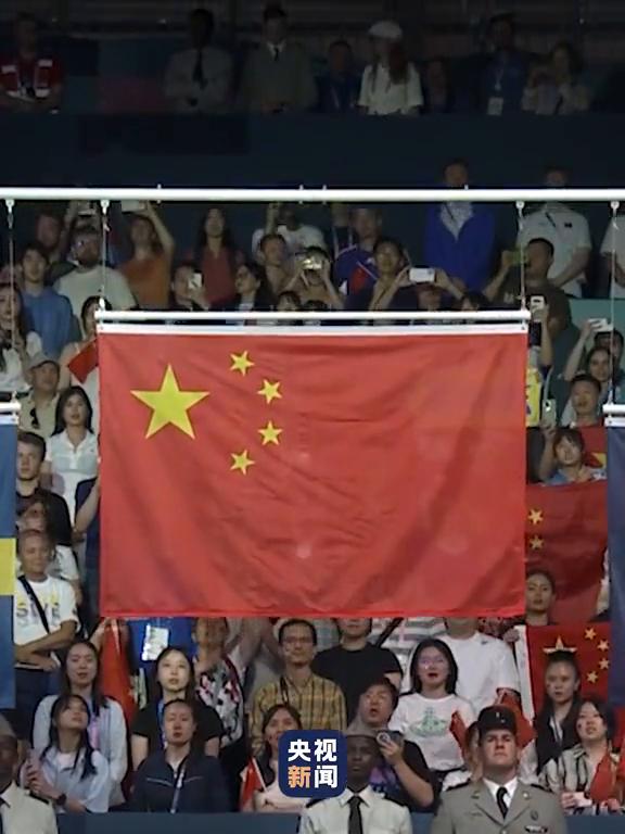 樊振东夺得男单冠军，全场齐唱国歌。