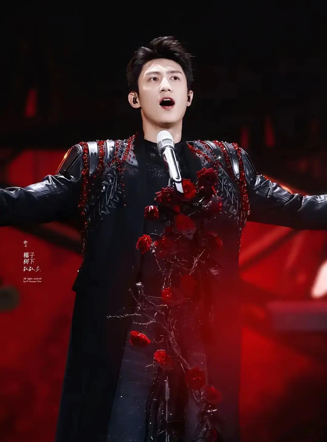 耳石症突袭，黄景瑜差点倒在台上他刚走进湖南台演播厅，左侧头皮一麻，天旋地转