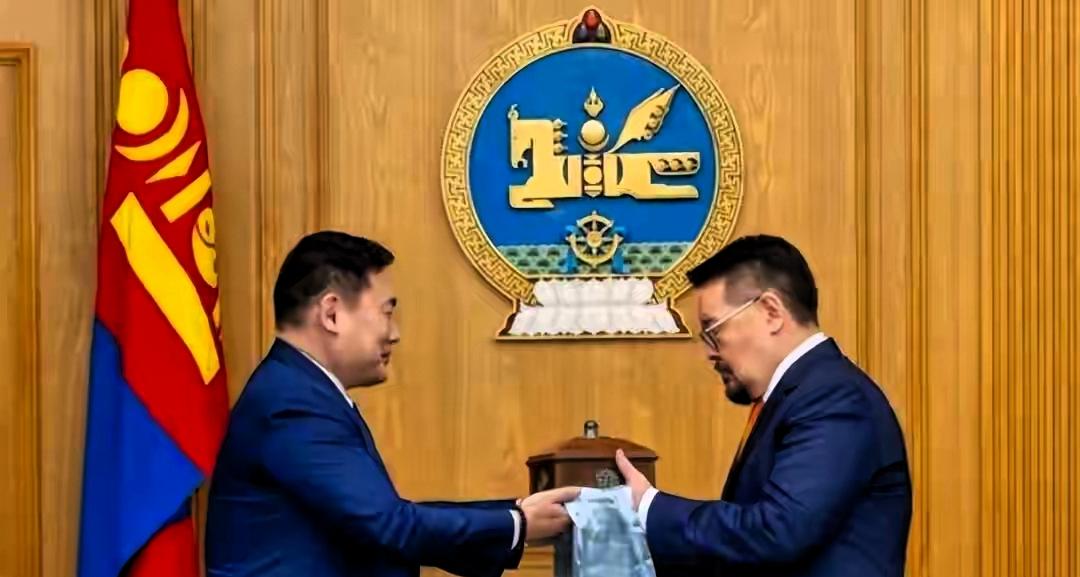 蒙古国总理赞丹沙塔尔辞职了，说白了就是蒙古国亲华派和亲西方派的斗争开始公开化，特