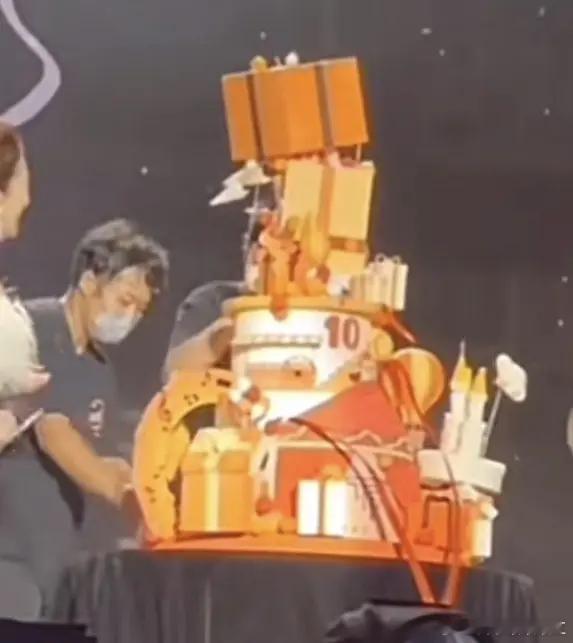 说到玄学，你们还记得十周年那个蛋糕吗，到三层四层那里塌了…当时一代帮忙扶了一会儿