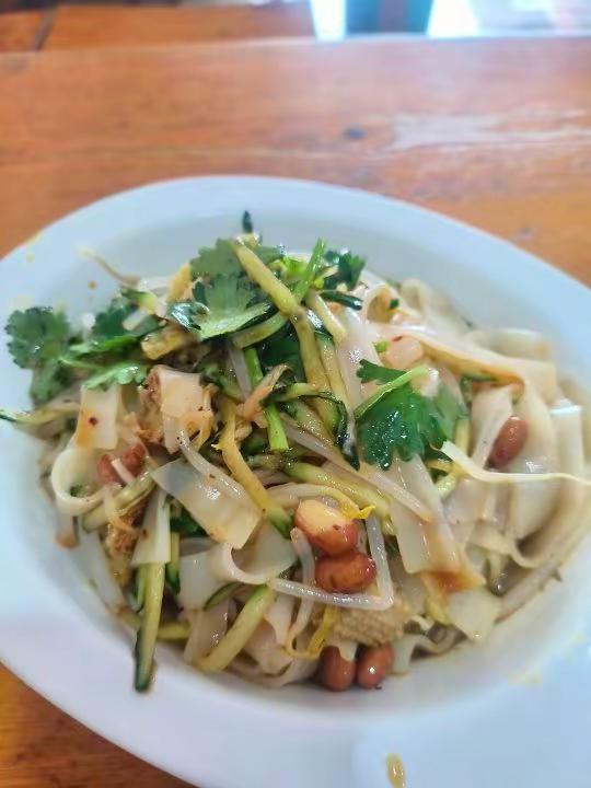 😋口味：他家的凉皮，老陕大概率吃不惯，和秦镇和西安的，甚至汉中地区的都不一样，
