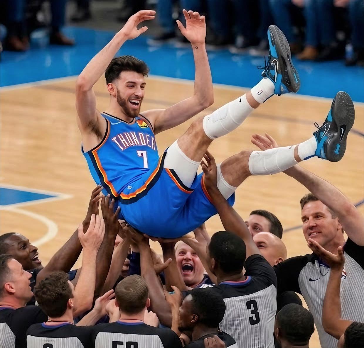 布克：龙哥，你去问下你国家队队友，今年雷霆是不是又被内定了？？？狄龙：我都被他