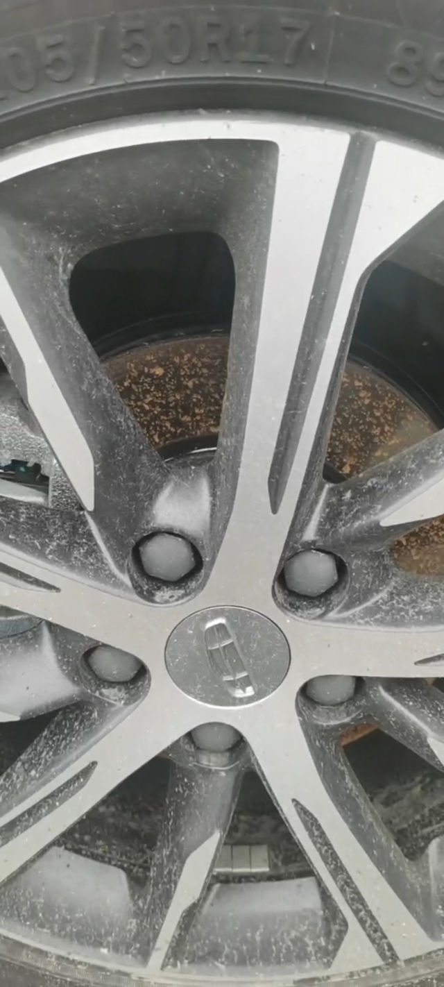 提车第四天生锈你们的四代帝豪会生锈吗，提回来第四天就锈成这个样子，好难看喲，找