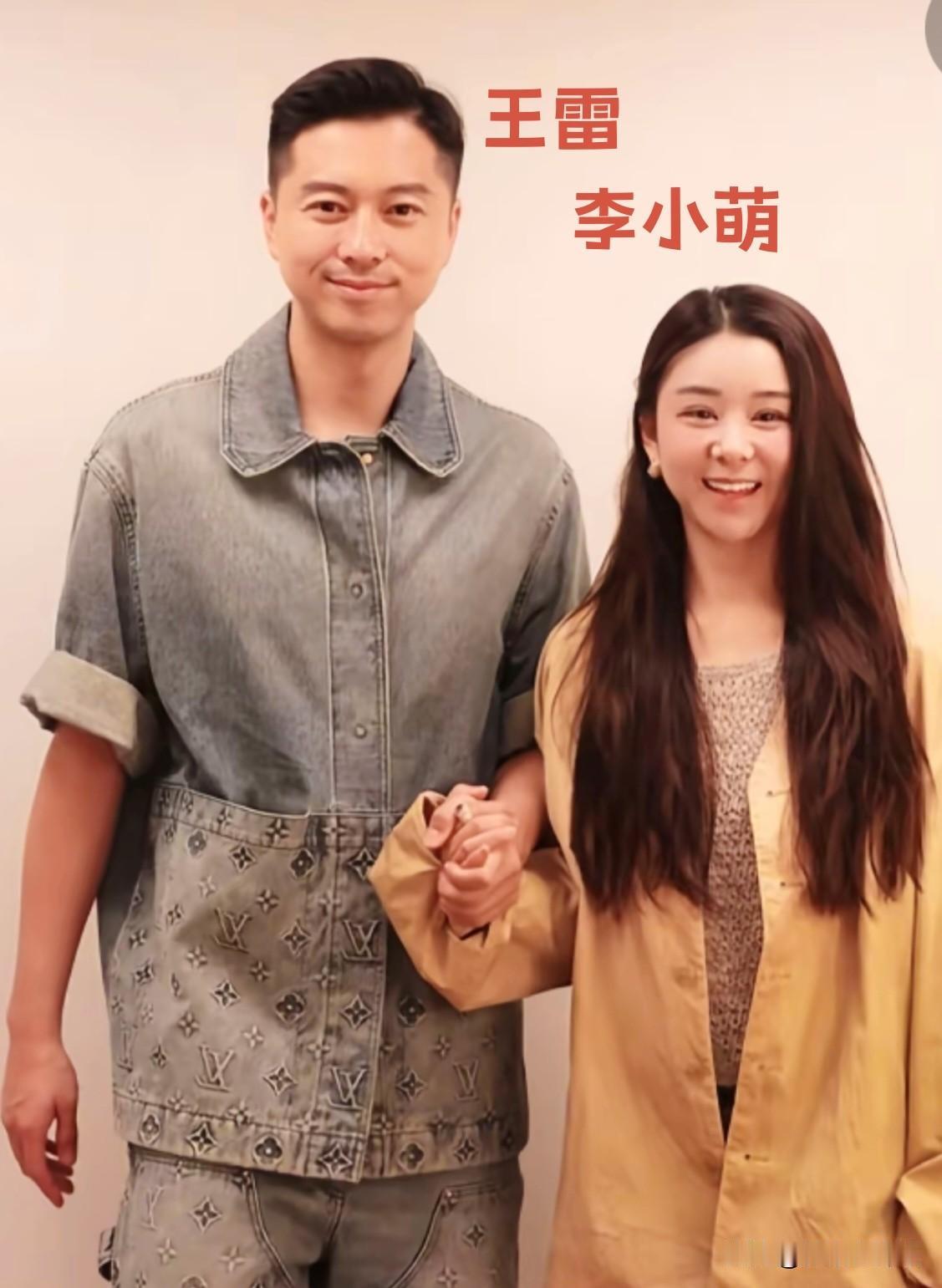 年轻时的王雷和李小萌，时隔多年今昔对比。夫妻牵手恩爱，两儿子活泼可爱，王雷肩扛
