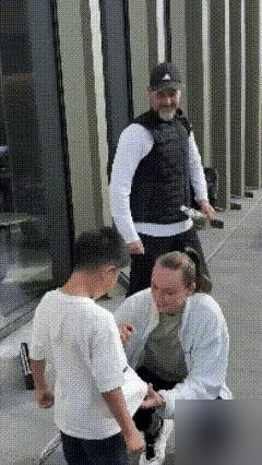 场外蹲着给小孩签名，场内连球童递毛巾都冷着脸，莱巴金娜这反差绝了。都叫她“冰山美人”，真不是装的。去
