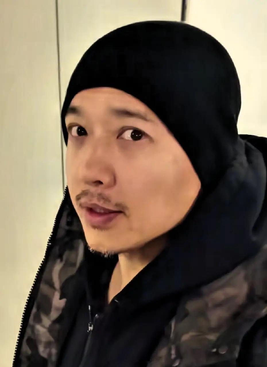 高云翔晒自己过年理发，他才43岁，胡子都花白了！其实底子还是帅的，但是能感觉到他