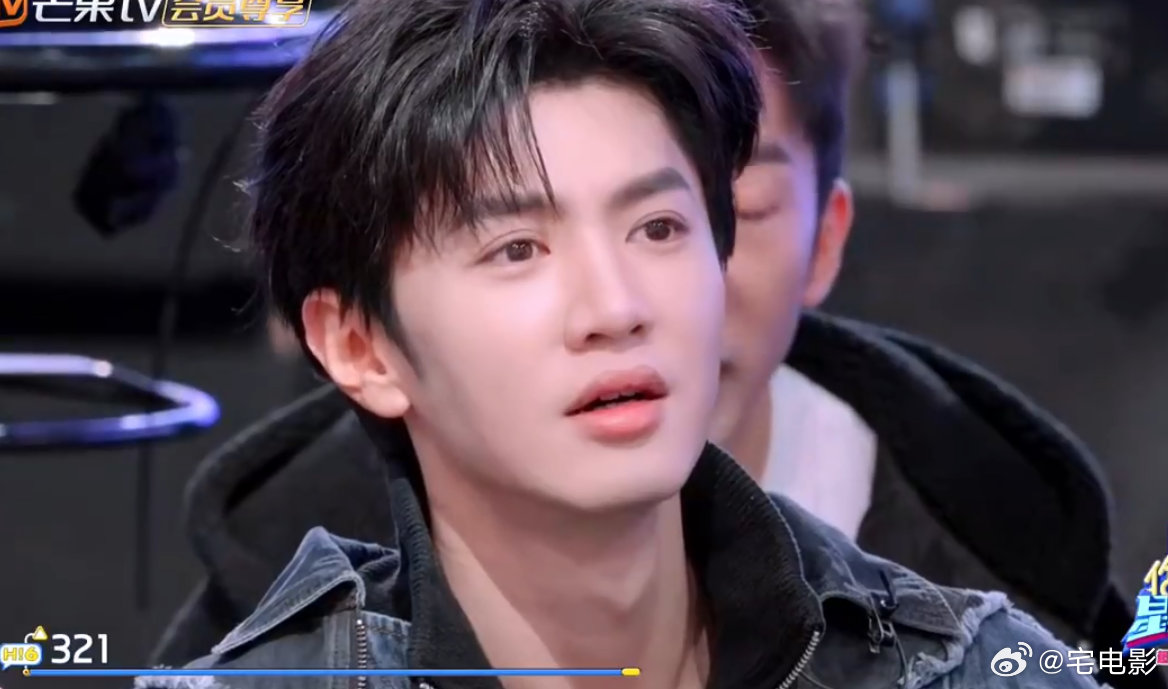 陈哲远跟周也说自己也在抠脚周也听到陈哲远说在抠脚的时候，估计也没想到他这么直白吧